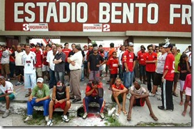 Torcida Xavante aguarda a chegada dos corpos das vítimas para prestar a última homenagem - Foto: Diego Vara/ZH
