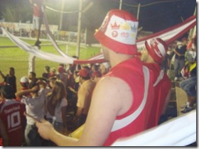 Repare novamente nos vãos no meio da torcida.