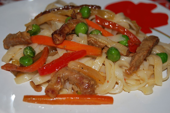 Articole culinare : Taitei de orez cu muschiulet de porc