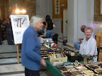 Marion Grätz, organizer of the Antique Market “Il soffito sotti i portici” and Barbara.