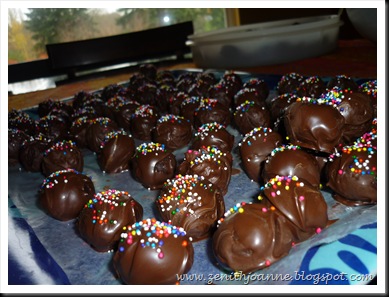 Do the truffles look good? They are yummie! Too bad Jeff cant eat. He commented in facebook ask me to mail him some. XD