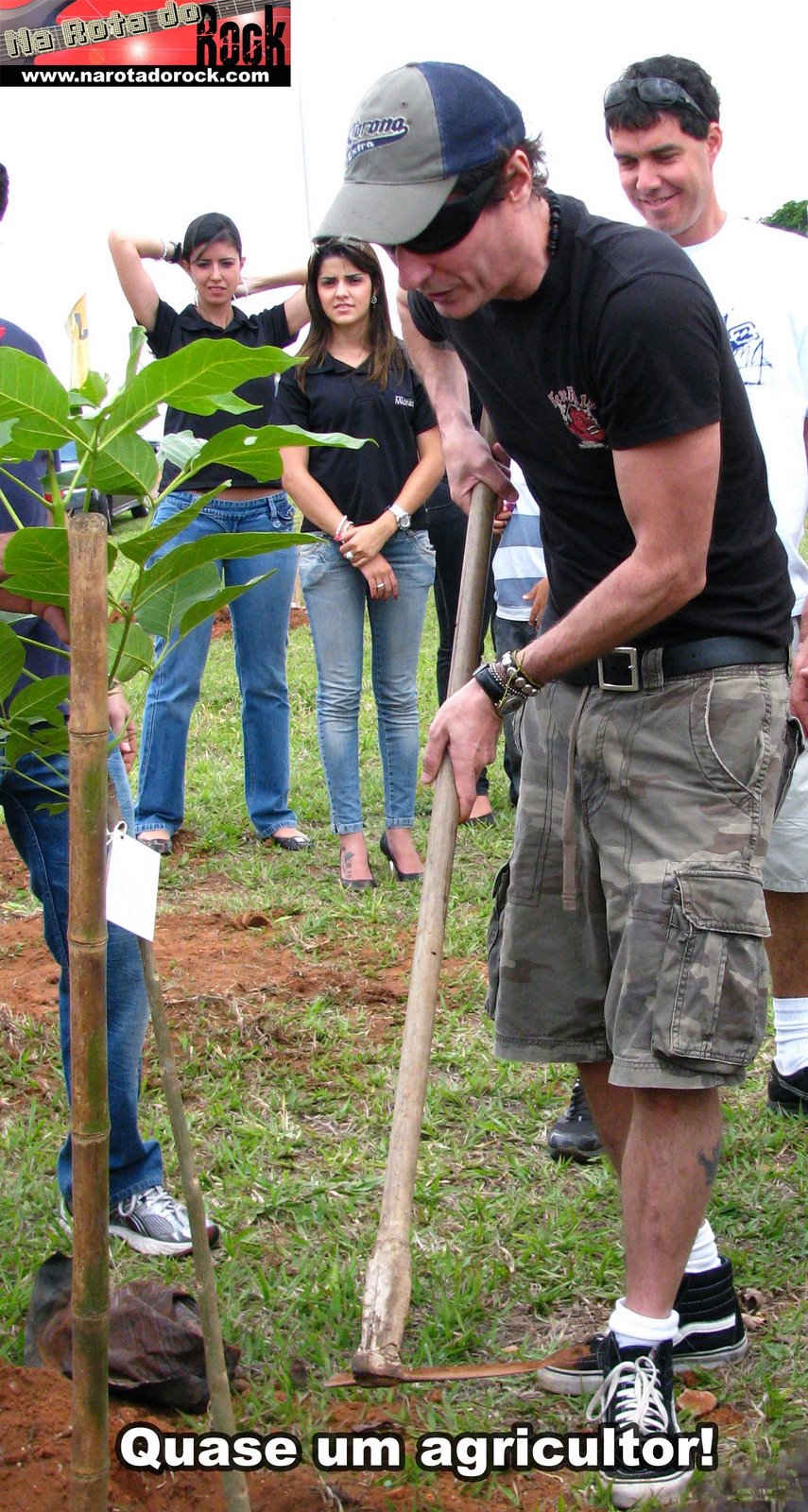 [DinhoPlantando2[13].jpg]