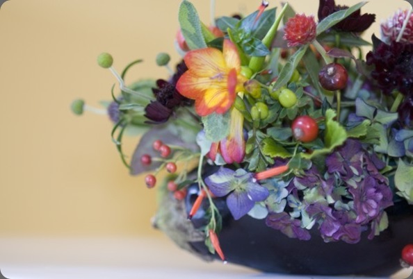 fall-arrangement-in-eggplant-detail-Françoise-Weeks