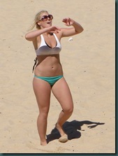 Tjej som spelar beachvolleyball