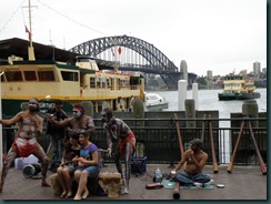 Aboriginer spelar didgeridoo och dansar