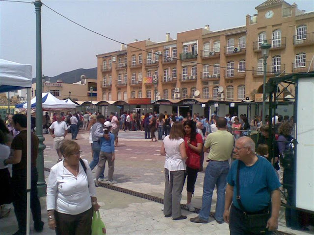 Vista de la Plaza de la Mezquita durante el desarrollo de la feria. Vista de la Plaza de la Mezquita durante el desarrollo de la feria.