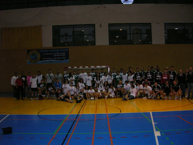 Los equipos participantes, juntos, con los organizadores y resto de personal que ha hecho posible este evento. Los equipos participantes, juntos, con los organizadores y resto de personal que ha hecho posible este evento.