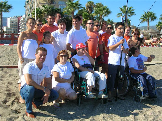 El grupo de ABAD, con el concejal D. Rafael Obrero y los Voluntarios de Protección Civil Benalmádena. El grupo de ABAD, con el concejal D. Rafael Obrero y los Voluntarios de Protección Civil Benalmádena.