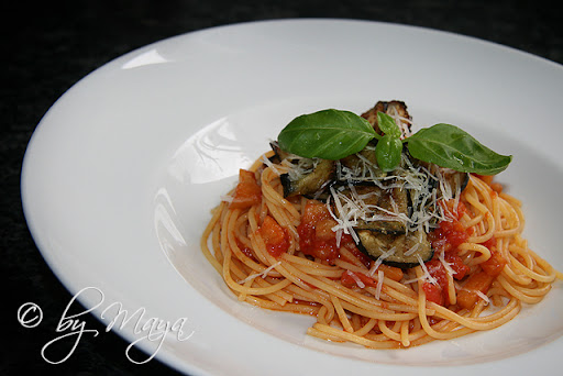 Articole culinare : Spaghetti cu sos de vinete si rosii