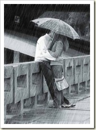 Kissing-in-the-rain-with-umbrella beijo à chuva