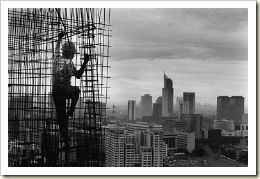 trabalhador no alto Sebastião Salgado