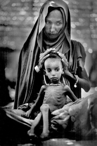 [mãe e filho com fome[11].jpg]