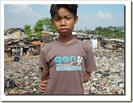 menino_jakarta_favela_sacos_plasticos