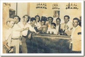 homens na taberna.3