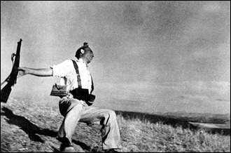 robert capa combatente anti franquista no exato momento em que levou um tiro 1936