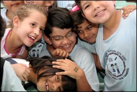 criança com deficiência física com os seus colegas de classe 