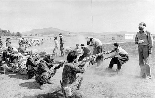 [rebeldes curdos fuzilados em 1979 em Sanadajno Irão[6].jpg]