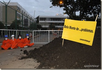 Brasília, 20/04/2010 - Ativistas do Greenpeace despejaram toneladas de esterco na frente de cada entrada do prédio da Agência Nacional de Energia Elétrica (Aneel), onde acontece ainda hoje um leilão para a concessão da construção e operação da usina hidrelétrica de Belo Monte, no Pará. Sobre cada um dos morros formados de estrume, os ativistas colocaram duas placas. Uma dizia “Energia sim, Belo Monte não” e a outra, “Belo Monte de bosta”.