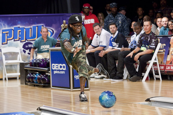 Fotos: Lil Wayne joga boliche depois de sair da cadeia Fotos: Lil Wayne joga boliche depois de sair da cadeia
