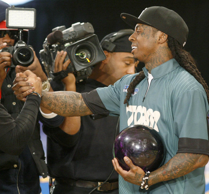 Fotos: Lil Wayne joga boliche depois de sair da cadeia Fotos: Lil Wayne joga boliche depois de sair da cadeia