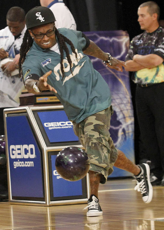 Fotos: Lil Wayne joga boliche depois de sair da cadeia Fotos: Lil Wayne joga boliche depois de sair da cadeia