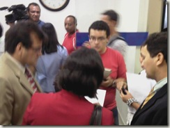 Vereadores sndo entrevistados na sala VIP