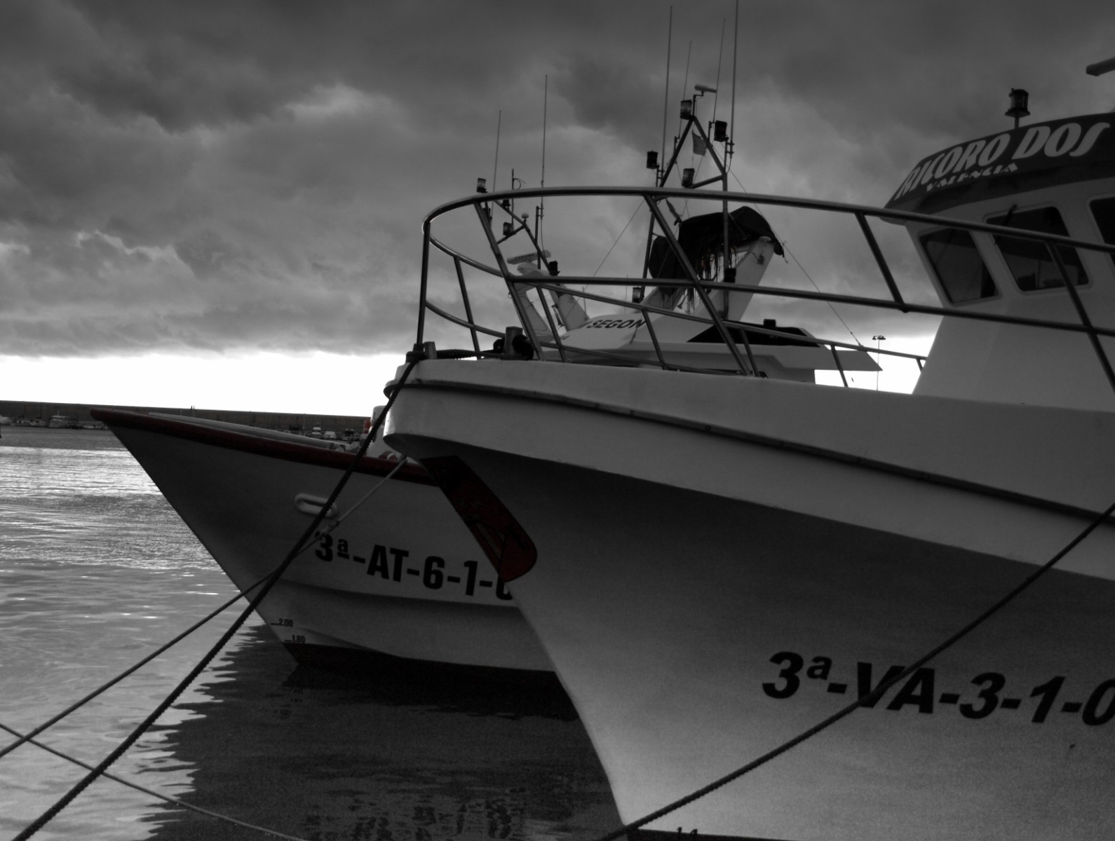 [Barcos amarrados por la tormenta[9].jpg]