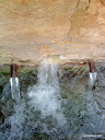 Fuente peque&ntilde;a de Fuentestrun manando por los tres ca&ntilde;os