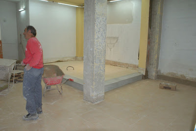 Terminado de colocar el gres y el m&aacute;rmol del altar.