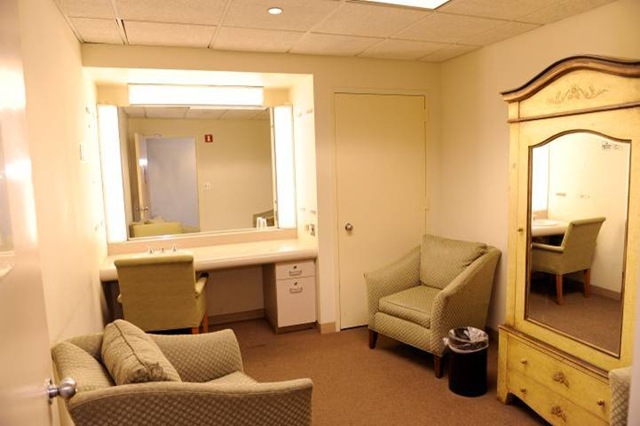 [Drab Dressing Room[2].jpg]