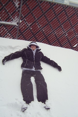 [katrina lying in the snow[4].jpg]