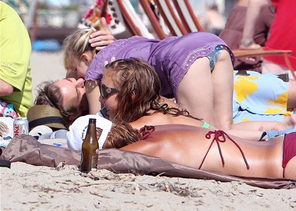 [Kristen Bell & dax shepard hot in beach[2].jpg]