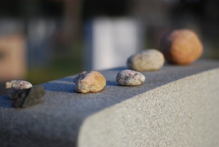 [stones_or_pebbles_on_gravestone[6].jpg]