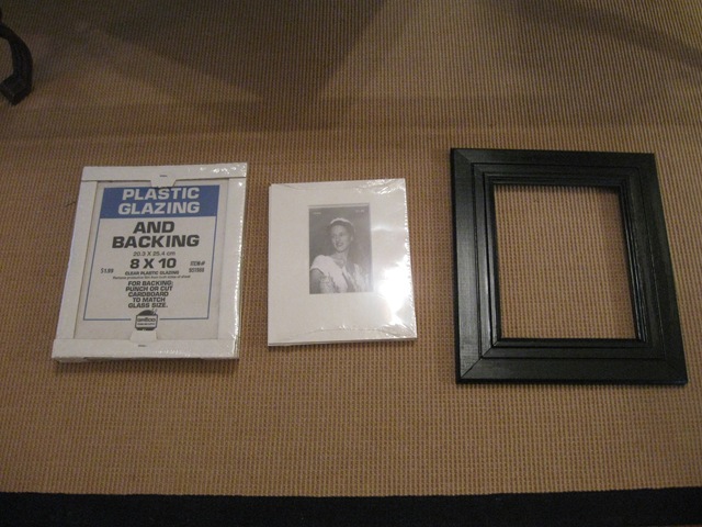 [black frames and white table 001[6].jpg]
