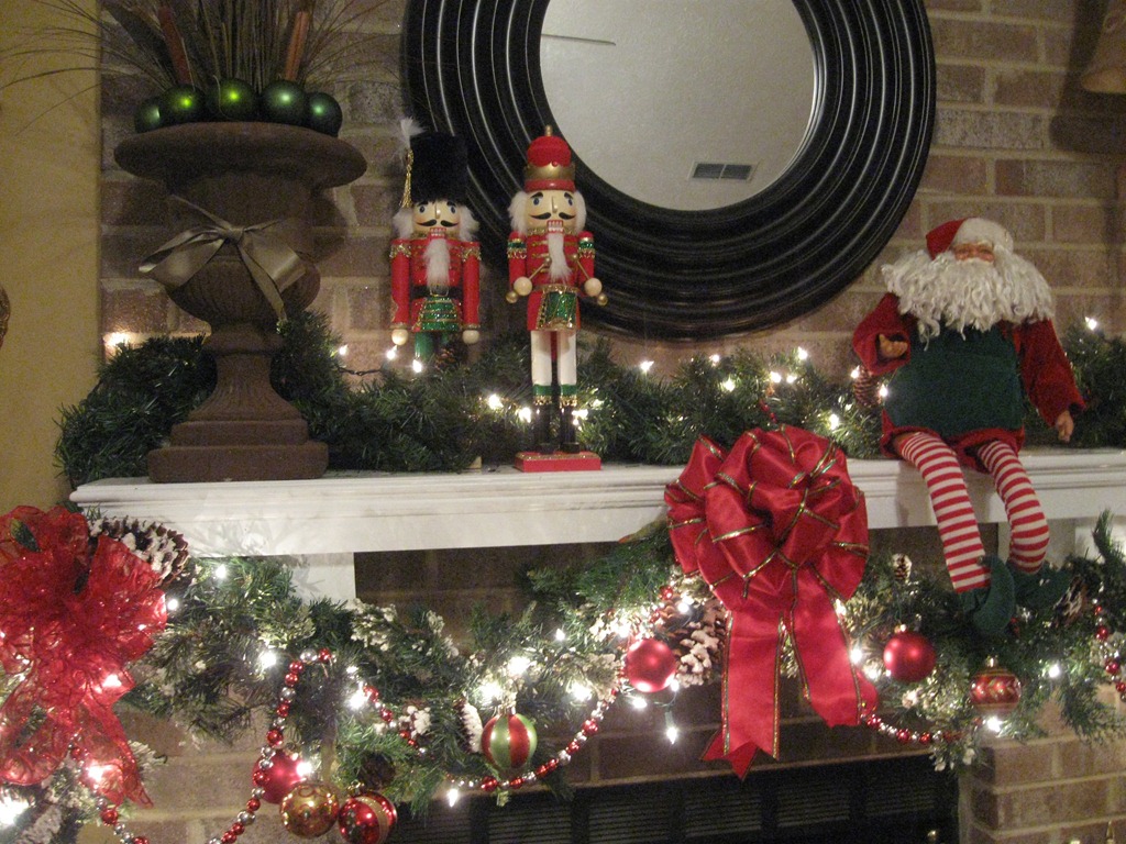 [christmas mantle 2010 010[14].jpg]