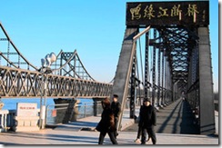 中朝友谊大桥（左），鸭绿江断桥（右）