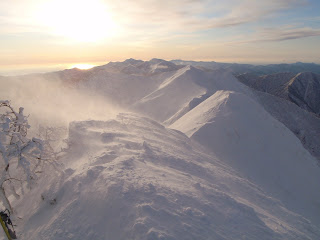 東から日が昇り南日高の山々を赤く照らす。