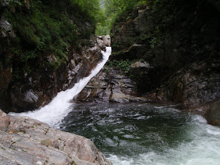 洗濯釜の滝はまん丸の釜に左から勢いよく樋状の滝が流れ込み、反時計回りに大きな渦を巻いている。