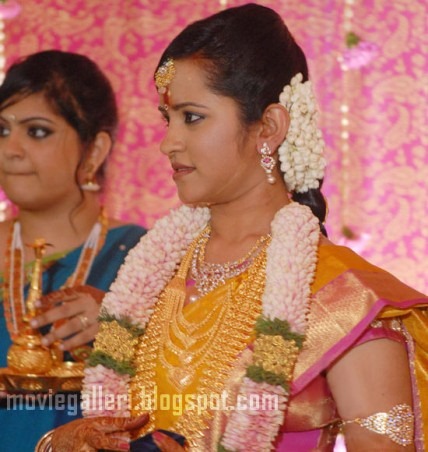 [Durai-Dayanidhi-Azhagiri-Engagement-Stills-02-428x452[2].jpg]