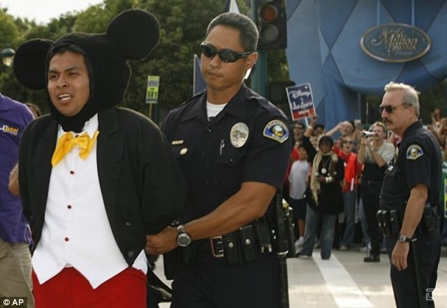 [1264476806_costume_guys_arrested_04[2].jpg]