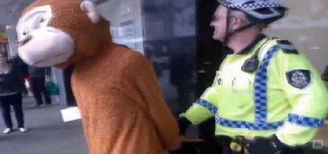 [1264476821_costume_guys_arrested_02[2].jpg]