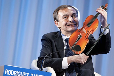 DAV305 DAVOS (SUIZA), 28/01/2010. El presidente del Gobierno español, José Luis Rodríguez Zapatero, interviene en una sesión celebrada durante la segunda jornada del Foro Económico Mundial en Davos, Suiza, hoy jueves 28 de enero de 2010. Zapatero aseguró hoy que España es un país "serio y cumplidor" y prometió reducir el déficit hasta cumplir con el pacto de estabilidad europeo. El Foro, que congrega cada año a la elite de la política y las finanzas, tiene como lema este año, que coincide con su cuadragésimo aniversario, contribuir "a mejorar el estado del mundo". EFE/Alessandro della Bella DAV305 DAVOS (SUIZA), 28/01/2010. El presidente del Gobierno español, José Luis Rodríguez Zapatero, interviene en una sesión celebrada durante la segunda jornada del Foro Económico Mundial en Davos, Suiza, hoy jueves 28 de enero de 2010. Zapatero aseguró hoy que España es un país "serio y cumplidor" y prometió reducir el déficit hasta cumplir con el pacto de estabilidad europeo. El Foro, que congrega cada año a la elite de la política y las finanzas, tiene como lema este año, que coincide con su cuadragésimo aniversario, contribuir "a mejorar el estado del mundo". EFE/Alessandro della Bella