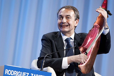 DAV305 DAVOS (SUIZA), 28/01/2010. El presidente del Gobierno español, José Luis Rodríguez Zapatero, interviene en una sesión celebrada durante la segunda jornada del Foro Económico Mundial en Davos, Suiza, hoy jueves 28 de enero de 2010. Zapatero aseguró hoy que España es un país "serio y cumplidor" y prometió reducir el déficit hasta cumplir con el pacto de estabilidad europeo. El Foro, que congrega cada año a la elite de la política y las finanzas, tiene como lema este año, que coincide con su cuadragésimo aniversario, contribuir "a mejorar el estado del mundo". EFE/Alessandro della Bella DAV305 DAVOS (SUIZA), 28/01/2010. El presidente del Gobierno español, José Luis Rodríguez Zapatero, interviene en una sesión celebrada durante la segunda jornada del Foro Económico Mundial en Davos, Suiza, hoy jueves 28 de enero de 2010. Zapatero aseguró hoy que España es un país "serio y cumplidor" y prometió reducir el déficit hasta cumplir con el pacto de estabilidad europeo. El Foro, que congrega cada año a la elite de la política y las finanzas, tiene como lema este año, que coincide con su cuadragésimo aniversario, contribuir "a mejorar el estado del mundo". EFE/Alessandro della Bella