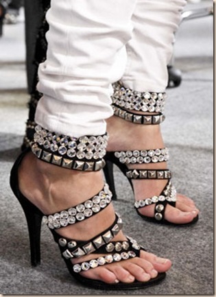 MALDITA MODA !: Lifestyle Amanda: Vendo en subasta las Sandalias de  tachuelas de Balmain por ZARA