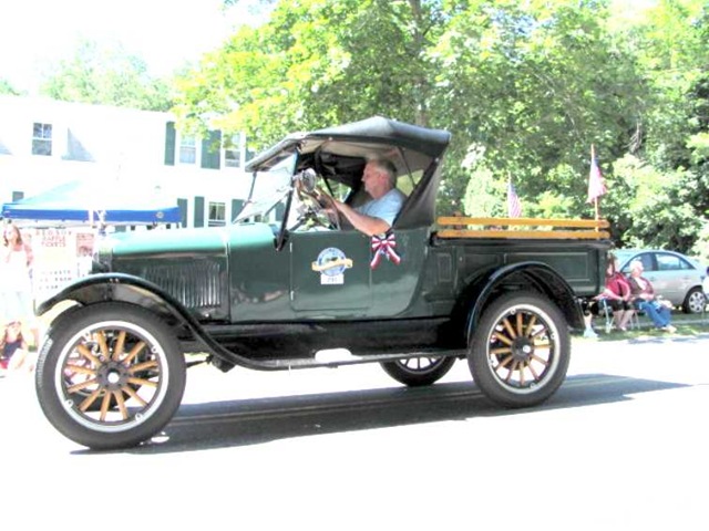[4th of july parade old ford truck[2].jpg]