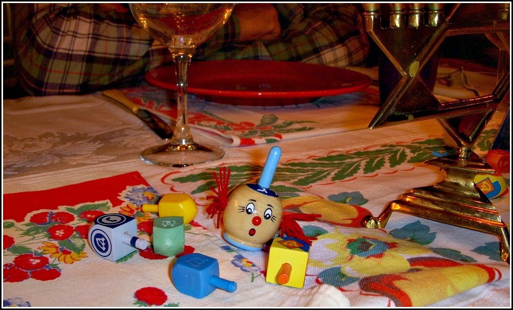 [Hanukkah 2010_7th night 3_table closeup dreidels[2].jpg]