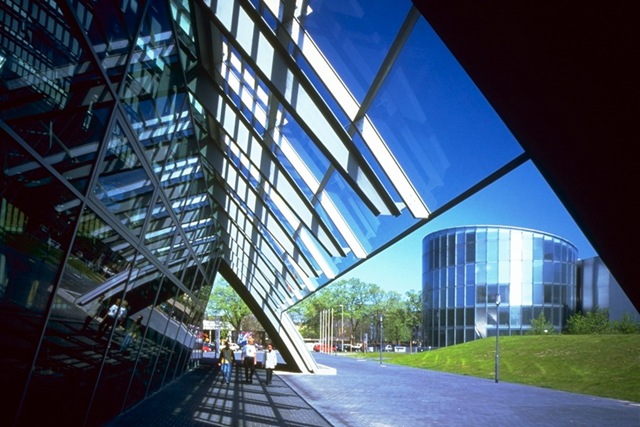 [norman-foster-Business-Promotion-Centre-Duisburg-Germany-arquitectura-contemporanea-neo-arquitectura[5].jpg]