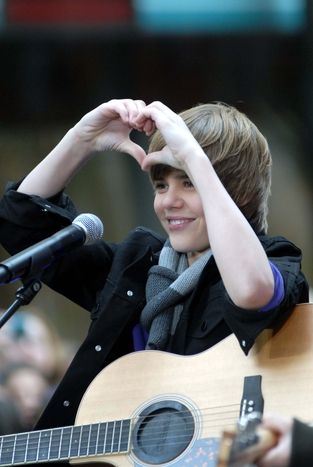 justin bieber heart symbol. justin bieber heart. Justin+Bieber++Heart[1].jpg