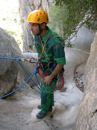 Rescatado con la punta de la cuerda de recuperar anclada.
