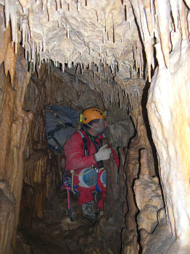 Pasillo y gatera que da acceso a la sala de la Virgen.